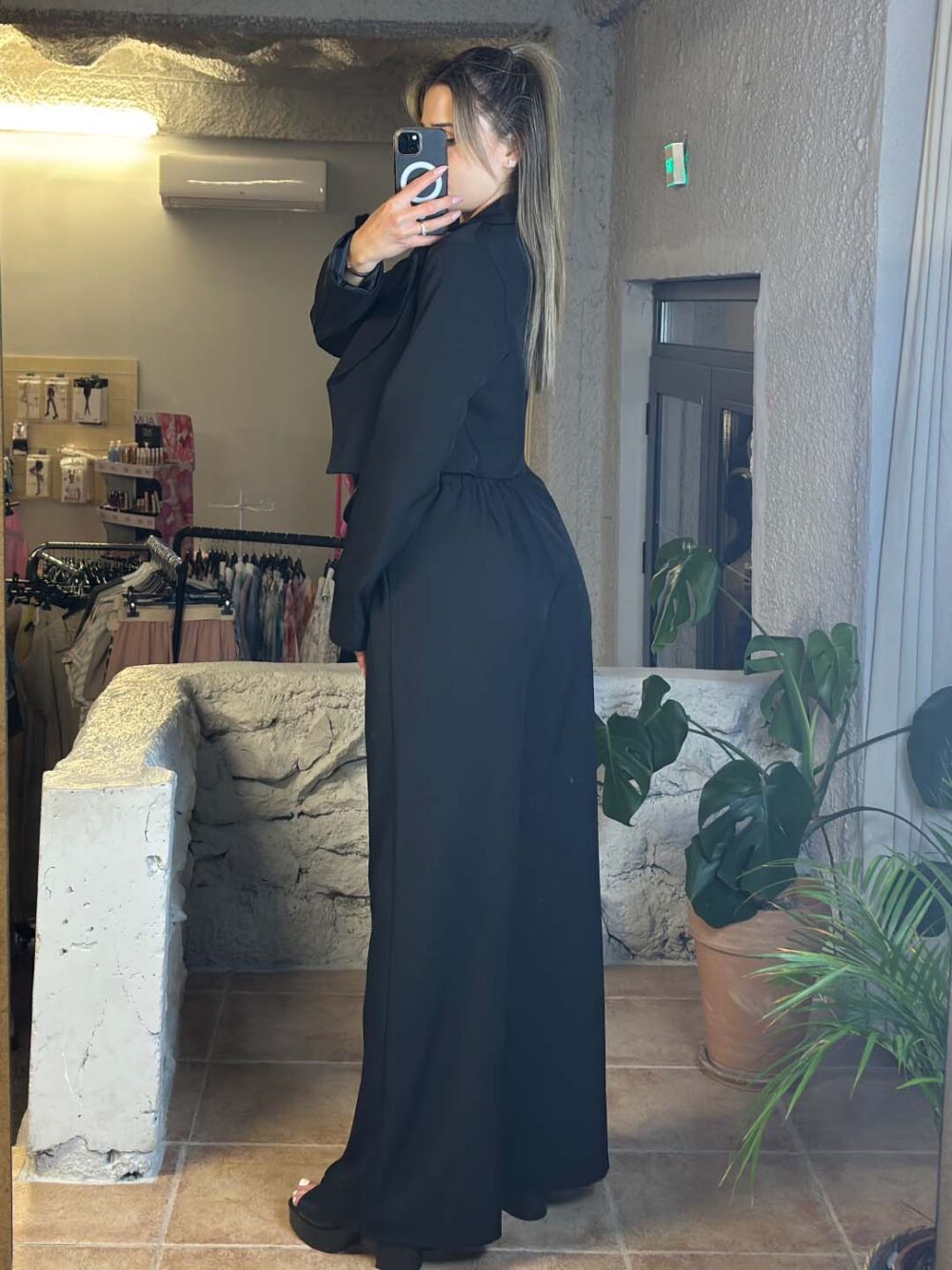 w mayro kostoumi 2