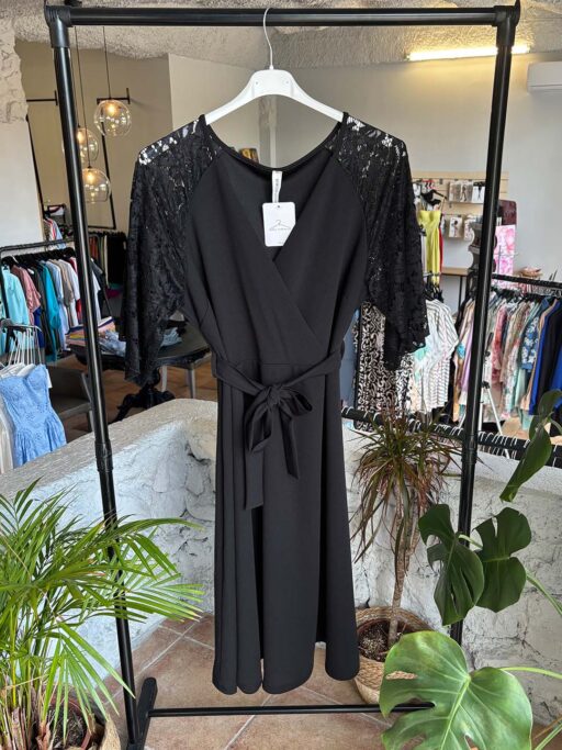 Φόρεμα Plus Size Midi Τύπου Κρουαζέ Με Δαντέλα Στα Μανίκια Σε Μαύρο