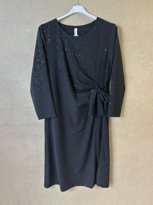 Φόρεμα Midi Μαύρο Plus Size Με Δέσιμο Στο Πλαι Και Μικρά Strass
