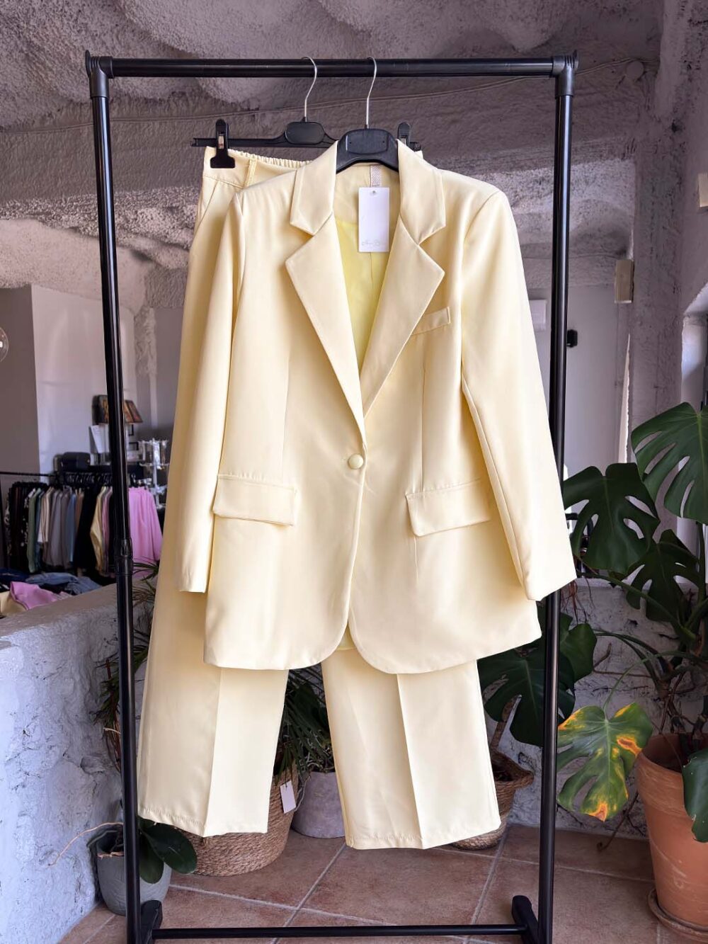 a kostoumi kitrino 1