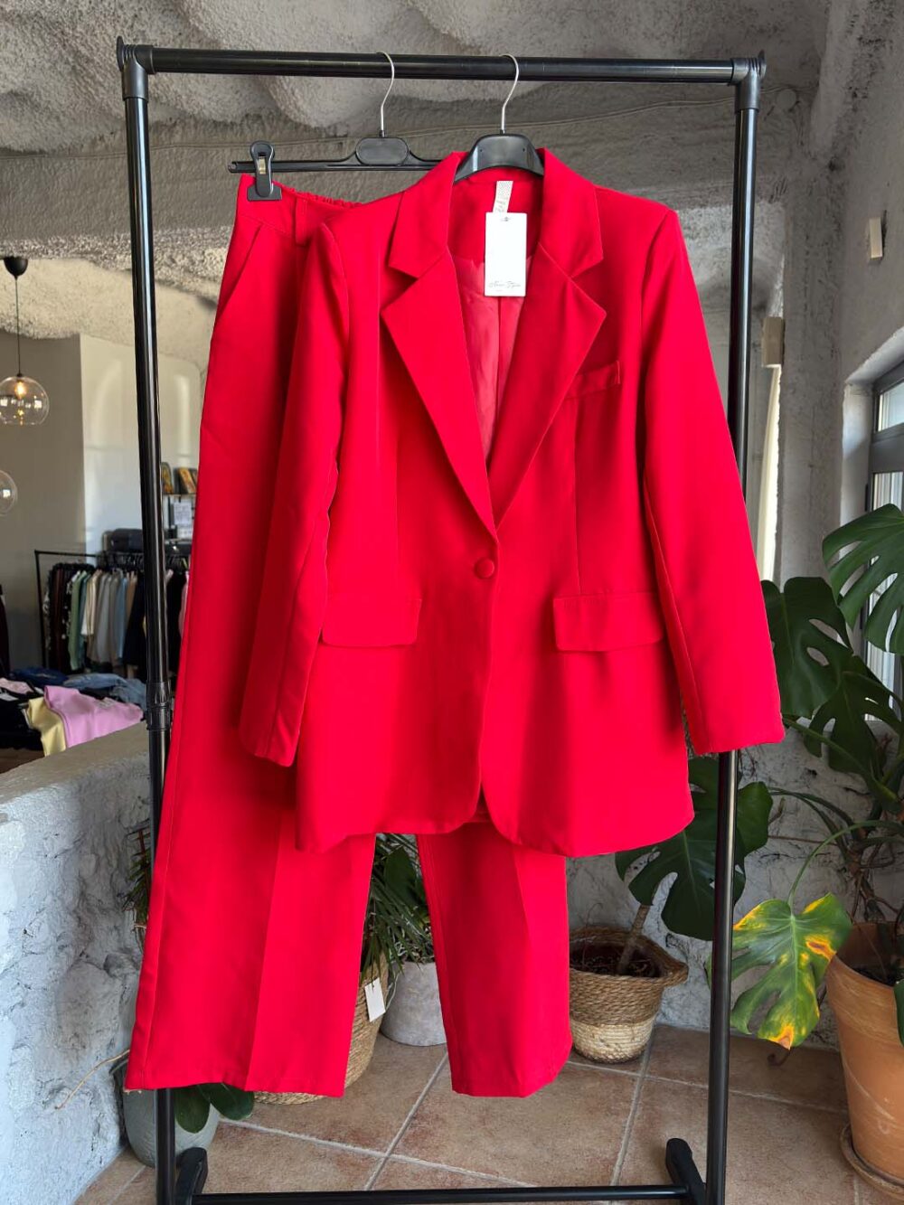 a kostoumi kokkino 1