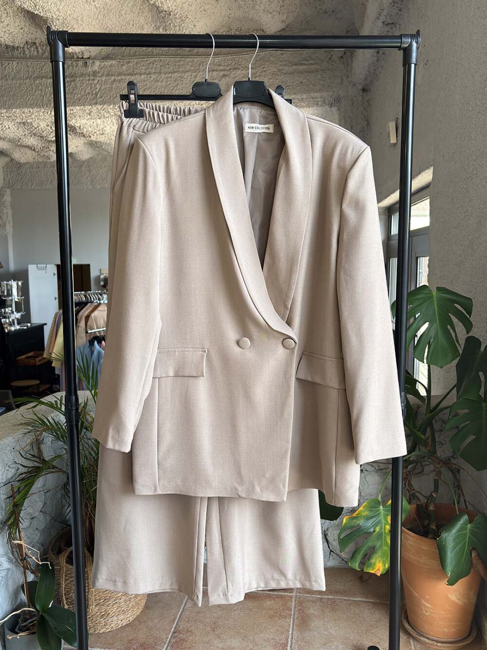 a pourou kostoumi a1