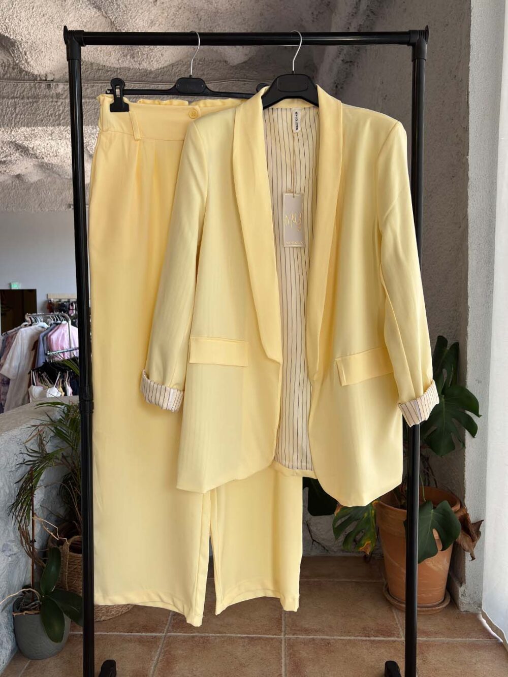 a kitrino kostoumi 1