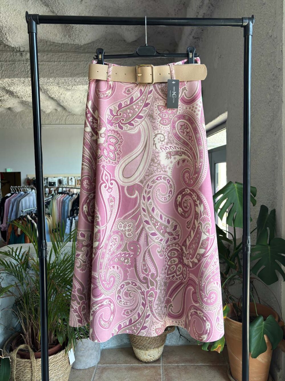 b fousta me sxedia roz