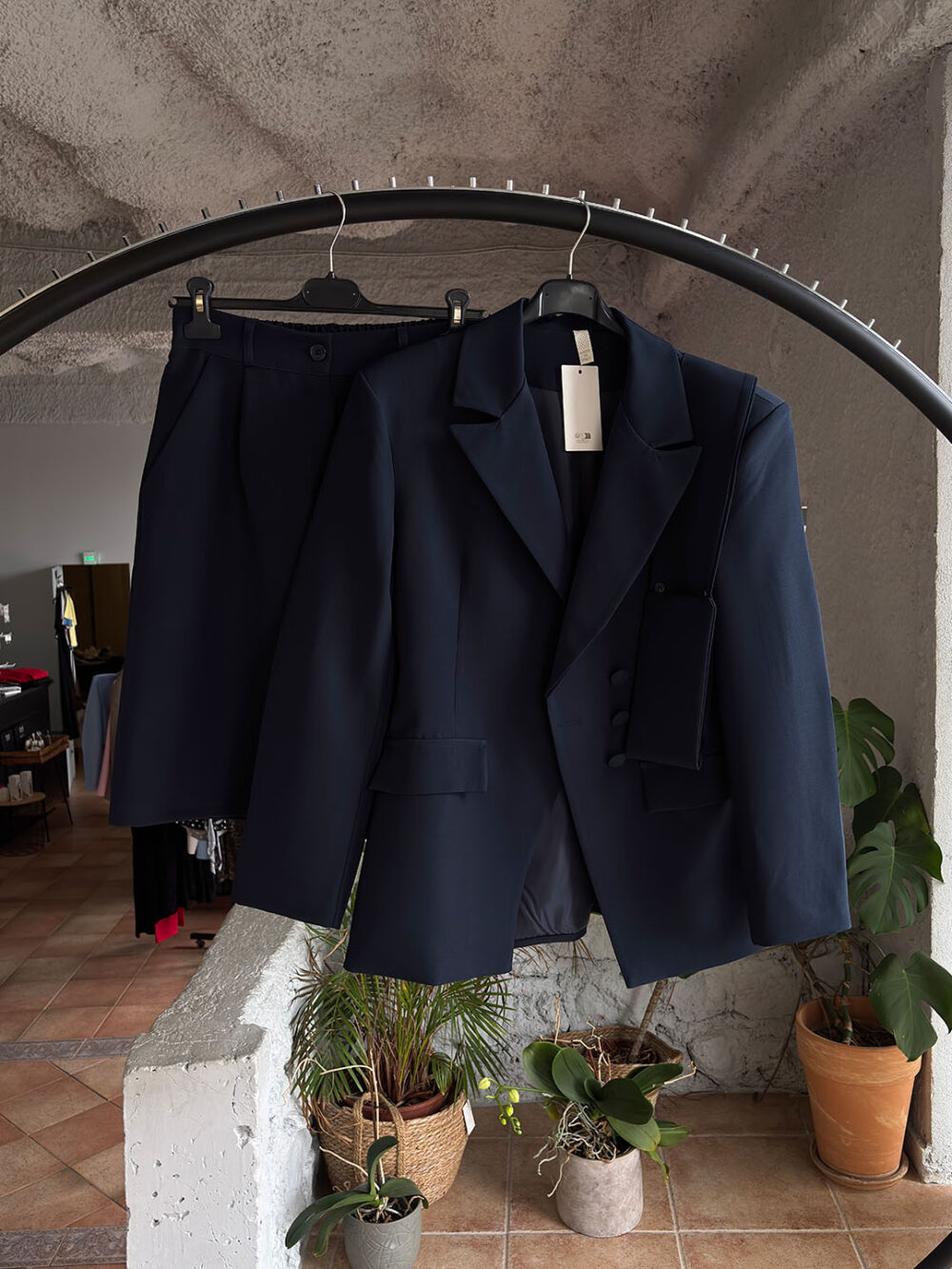 a mple skouro kostoumi me konto pant 1