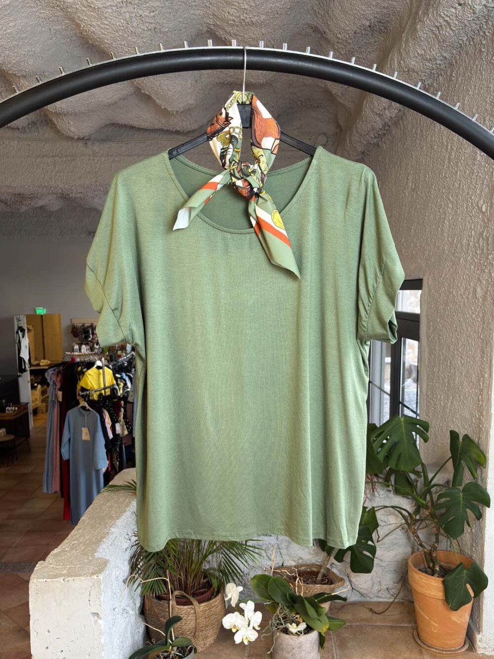 a xaki mplouza me foulari