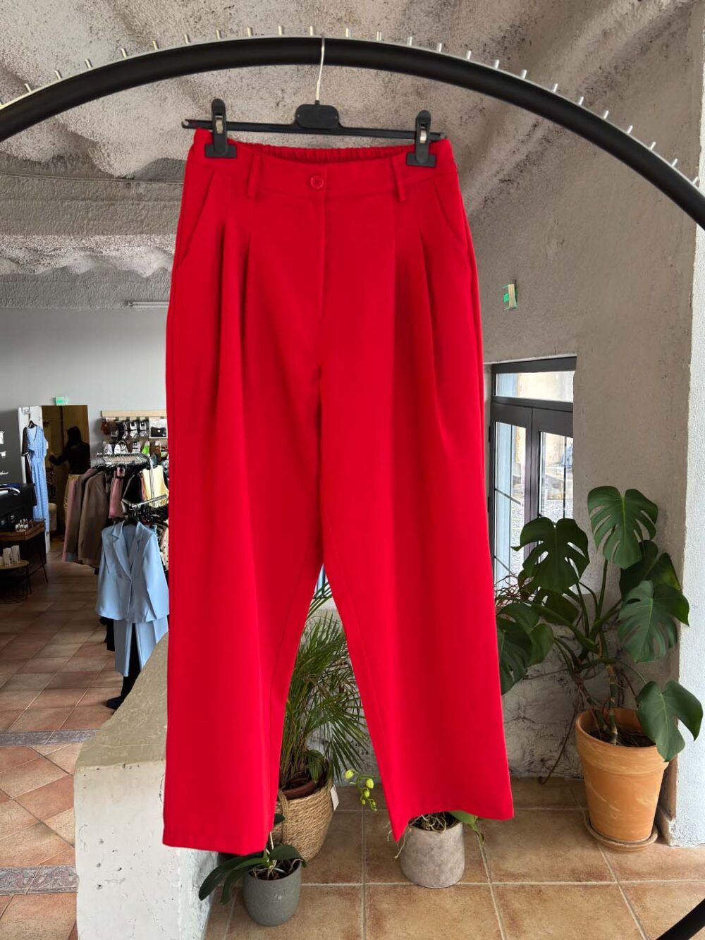 e kokkino kostoumi me riga k panteloni 2