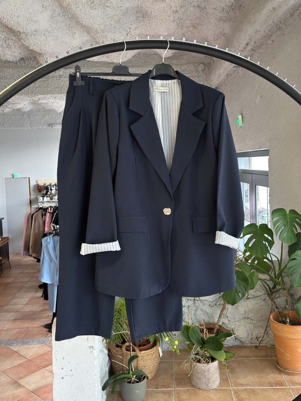 e mple skouro kostoumi me riga k panteloni 1