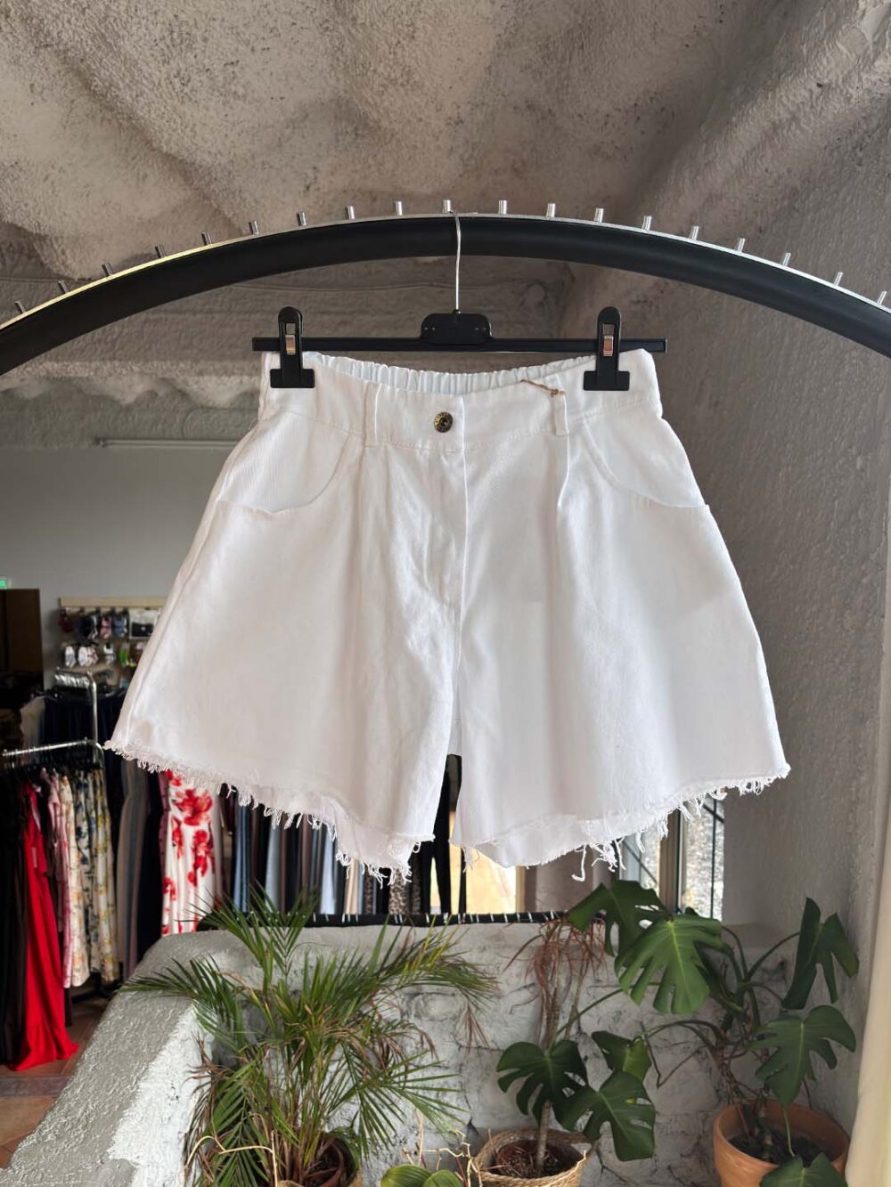 a leuko shorts me kseftia a leuko shorts me kseftia