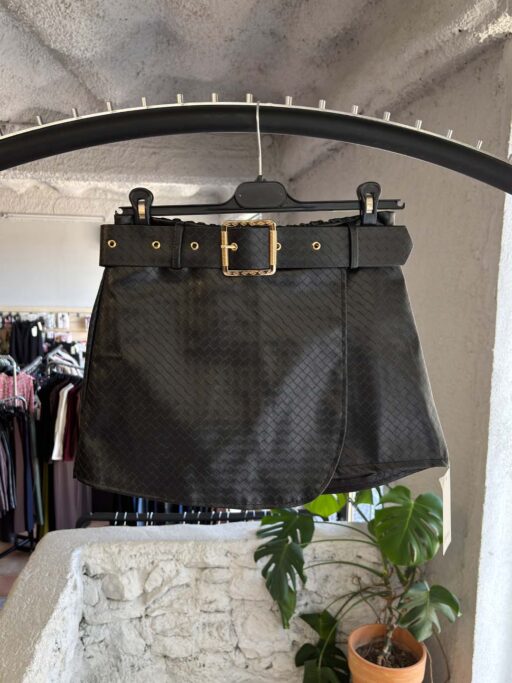 Leather Chic Δερματίνη Σορτσόφουστα με Ανάγλυφη Πλέξη & Ζώνη